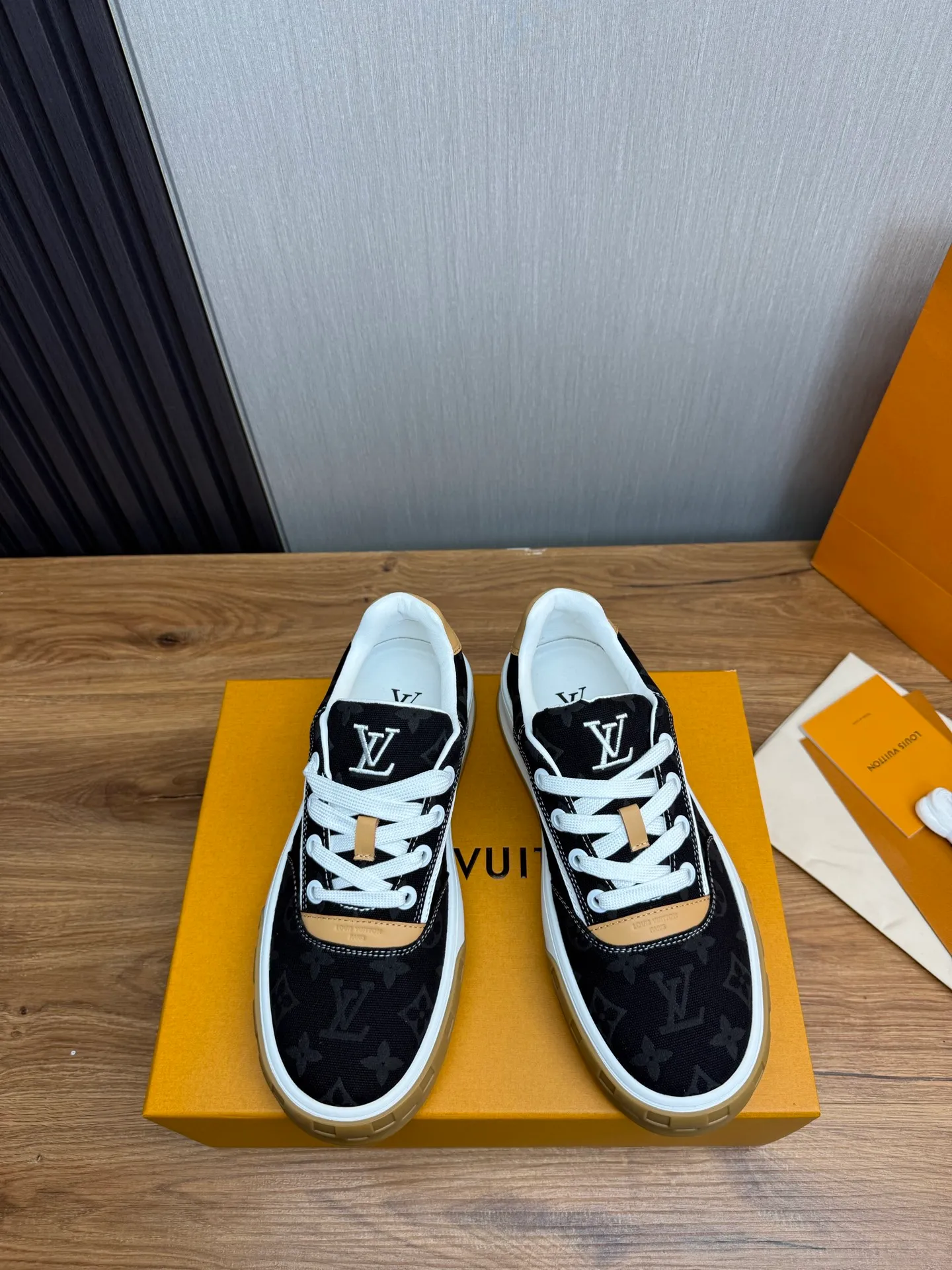Men's shoes 620💰 Lv. Top purchasing agent🇮🇹 Louis Vuitton, sports sneakers counter synchronization, uppers imported from Italy, high-quality splicing and complex handicrafts, imported mesh pads are soft and comfortable, soles: original factory special soles, TPU exclusive movable molded soles super comfortable, original factory single goods, 🔍🔍high quality, you can enter and exit the counter at will, welcome to compare, code number 38-44 (customized 38.45)